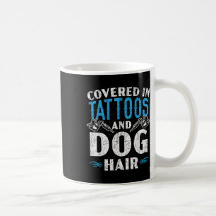 Bedeckt in Tattoos und Hundefellen Tattoo Kaffeetasse