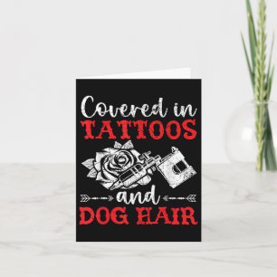 Bedeckt in Tattoos und Hundefellen Tattoo Karte