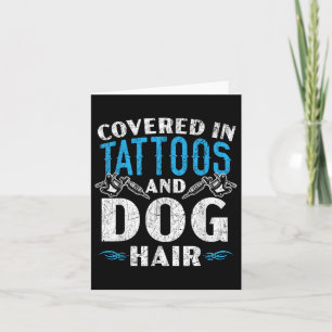 Bedeckt in Tattoos und Hundefellen Tattoo Karte