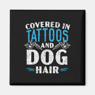 Bedeckt in Tattoos und Hundefellen Tattoo Magnet