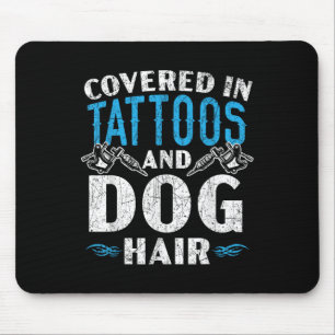 Bedeckt in Tattoos und Hundefellen Tattoo Mousepad