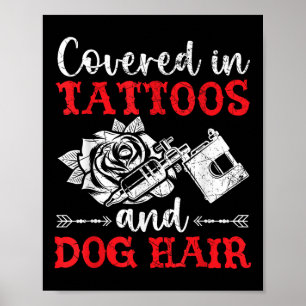 Bedeckt in Tattoos und Hundefellen Tattoo Poster