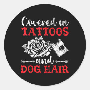 Bedeckt in Tattoos und Hundefellen Tattoo Runder Aufkleber
