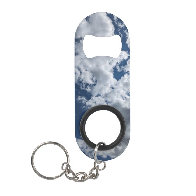 Bedeckung von Wolken, auf dunklem Anschein Mini Flaschenöffner (Vorderseite)