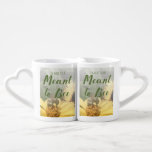 Bedeutet zur Biene verbindet Hochzeit oder Liebestassen<br><div class="desc">Diese zusammenpassenden Tassen sind für Biene-liebende Paare perfekt. Sie kennzeichnen ein weich-getontes Foto einer Biene auf einer Blume,  das Spaßspiel auf der Wortmitteilung,  die zur Biene bedeutet wird und sind bereit,  mit Ihren eigenen Namen personalisiert zu sein. Sie perfekt machen für das Feiern einer Hochzeit oder des Jahrestages.</div>