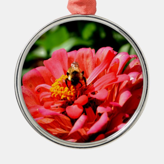 Bee and coral zinnia ornament aus metall (Vorne)
