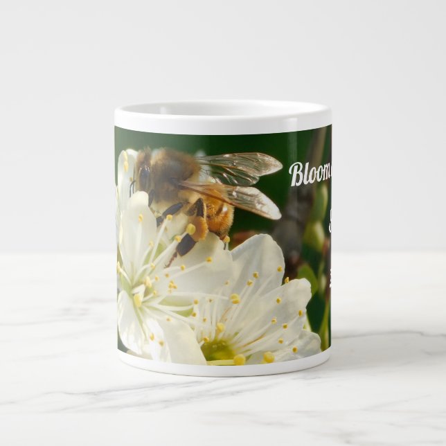 Bee & Blossom Macro | Personalized Name Mug Jumbo-Tasse (Vorderseite)