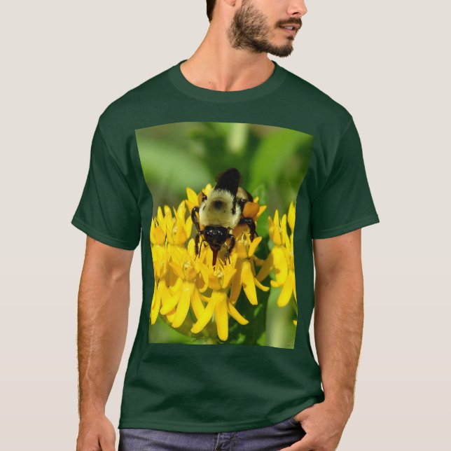 Bee Feasting on Butterfly Weed Wildflowers T-Shirt (Vorderseite)