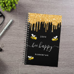 Bee happy black bumble bies Glitzer monogram 2025 Planer<br><div class="desc">Mit fröhlichen,  lächelnden,  gelben und schwarzen Hummeln dekoriert. Ein schicker schwarzer Hintergrund und Imitate goldene Glitzer Tropfen,  Farbe tropfend aussehen. Weiße Schrift mit Swashes und den Text: Bee Happy. Personalisieren und fügen Sie Ihren Namen und ein Jahr. Ideal für Schule,  Arbeit oder Organisation Ihres Privat-/Familienlebens.</div>