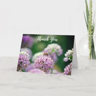 Bee Happy mit Lila Allium-Blume Dankeskarte
