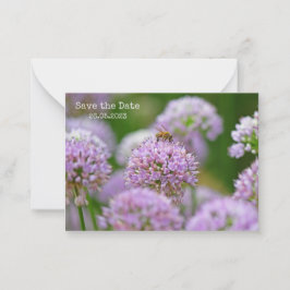 Bee Happy mit Lila Allium-Blume Save the Date Mitteilungskarte