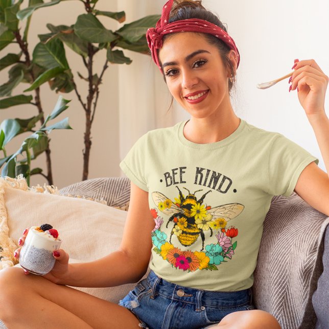 Bee Kind Wild Blume Grafik T-Shirt (Von Creator hochgeladen)