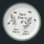 Bee Merry Christmas Evergreen Holiday Party Plate Pappteller<br><div class="desc">Verpassen Sie nicht die Gelegenheit, sich bei einem Treffen mit den bezaubernden Tellern zu treffen. Die Nachricht "BEE MERRY" wird auf einer großen weißen Papiertüte mit Urlaubsteilen und realistischen Honigbienen wiederholt. Oder - Sie können gesunde Honigkuchen backen oder mit Honig schmeckende Feiertagskekse mit Honigvereisen und mit Zellophan und einem roten...</div>