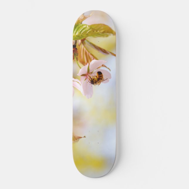 Bee On A Cherry Flower Skateboard (Vorderseite)
