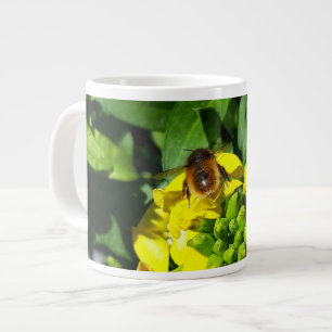Bee on Yellow Flowers Jumbo-Tasse