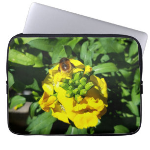 Bee on Yellow Flowers Laptopschutzhülle