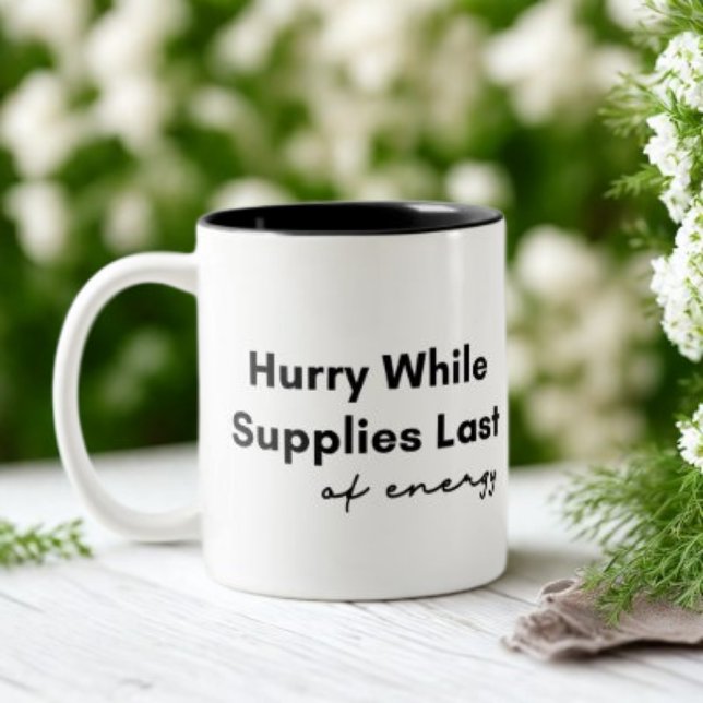 Beeilen Sie sich, solange die Energieversorgung am Zweifarbige Tasse (Von Creator hochgeladen)