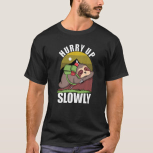 Beeilen Sie sich, um langsam zu wandern und zu kle T-Shirt