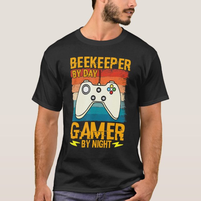 Beekeeper By Day Gamer By Night Humor Joke Honeyco T-Shirt (Vorderseite)