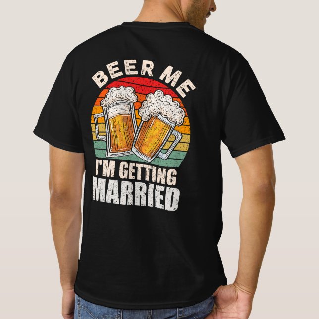 Beer Me Ich werde heiraten Groom Bride Bachelor T-Shirt (Rückseite)