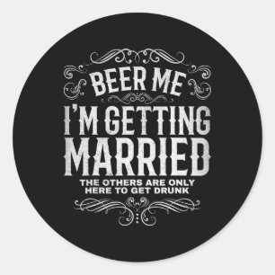 Beer Me Im Get Married Bachelor Party Engageme Runder Aufkleber