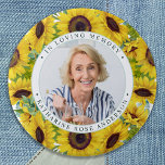 Beerdigung im Gedächtnis Sonnenblumen Foto Gedenks Button<br><div class="desc">Ehre deinen Lieben mit einem speziellen Foto-Gedenkknopf für Beerdigung. Dieser Beerdigungsknopf besticht durch elegante Sonnenblumen und Ihr individuelles Foto. Zitat "In Loving Memory". Anpassen mit beliebigem Foto und Name. Ideal für Beerdigungsgötter, Feiern von Lebensveranstaltungen und Gedenkgottesdienste. COPYRIGHT © 2020 Judy Burrows, Black Dog Art - Alle Rechte vorbehalten. Gedenkschaltfläche für...</div>