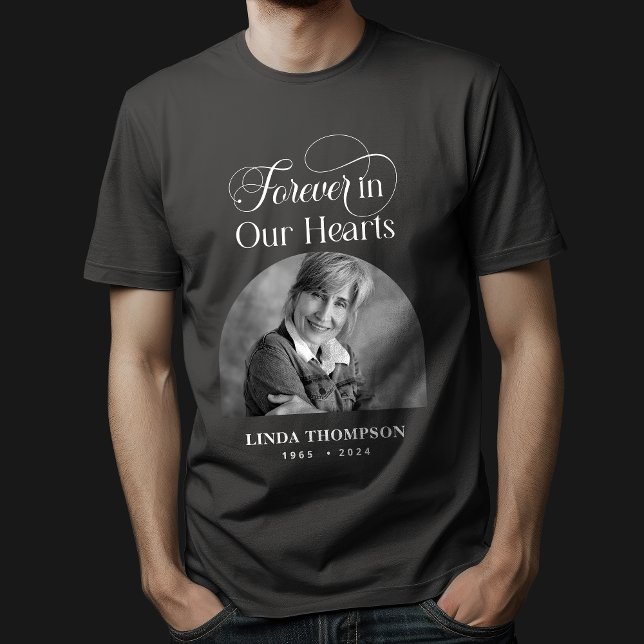 Beerdigungsdenkmal-Foto für immer in unseren Herze T-Shirt (Von Creator hochgeladen)