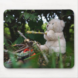 Beertje dat bij kampvuur zit. mousepad