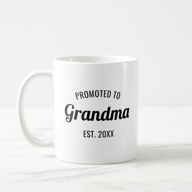 Befördert nach Oma Est. 2025 Personalisiert Kaffeetasse (Links)