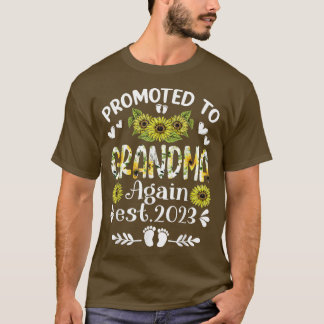 Befördert nach Oma Wieder Est 2023 Blume T - Shirt