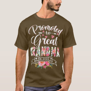 Befördert zu Großauma Est 2022 Blütenzuerst Ti T-Shirt