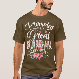 Befördert zu Großauma Est 2022 Blütenzuerst Ti T-Shirt