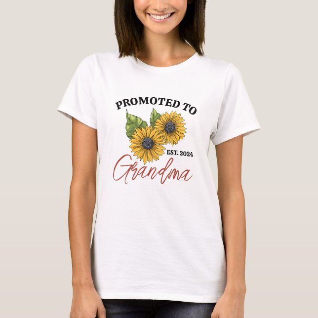 Befördert zu Oma Sonnenblumen Personalisiert T-Shirt (Vorderseite)