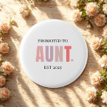 Befördert zu Tante EST Jahr Geschenk Button<br><div class="desc">Feiern Sie mit dieser köstlichen "Promoted to Tante EST 2025" Button-Back-Taste eine ganz neue Rolle. Es ist in sanften Rosa Farbtönen gestaltet und ist der perfekte Sake für Babyankündigungen, Gender-Enthüllungen oder Party aus der Familie. Egal, ob es bei einer Feier getragen wird oder zu einem Geschenk hinzugefügt wird, dieser Knopf...</div>