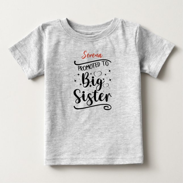 Befördert zur BIG-Schwester. Bearbeitbarer Name Baby T-shirt (Vorderseite)