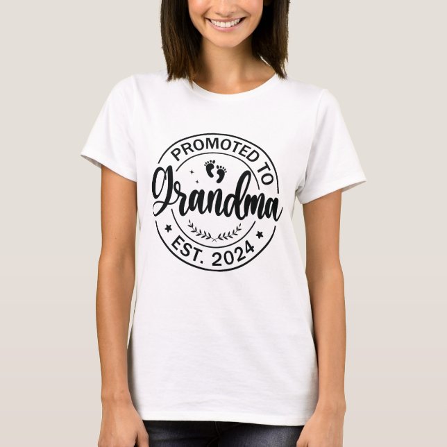 Befördert zur Oma 2024 Schwangerschaftsankündigung T-Shirt (Vorderseite)