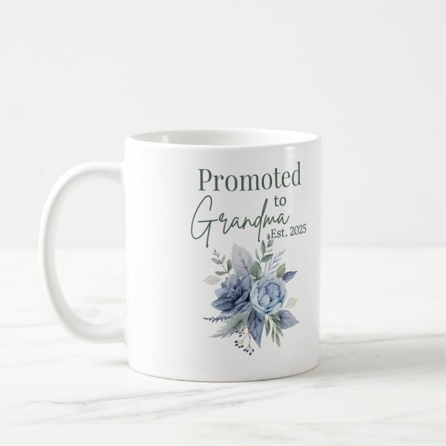 Befördert zur Oma 2025, blühende Tasse (Links)
