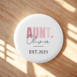 Befördert zur Tante EST 2025 | Personalisierte neu Button<br><div class="desc">Feiern Sie die spannenden Neuigkeiten mit diesem bezaubernden Promoted to Tante EST 2025 Button Abzeichen! Dieser personalisierte Knopf mit weich blütenrosa Schrift, elegantem schwarzem Drehbuch und einem charmanten Herzstück ist perfekt für Schwangerschaftsankündigungen, Gender-Enthüllungen oder einfach die Welt lassen, die wissen, dass sie eine Tante sein wird. Passen Sie es mit...</div>