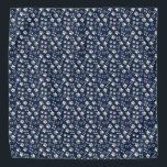 Begleiter - Cream Paw Prints auf der Marine Blue B Halstuch<br><div class="desc">Große und kleine Pfoten in Creme auf marineblau Untergrund.</div>