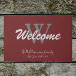 Begrüßung der Burgund-Elegant-Monogram-Hochzeit im Fußmatte<br><div class="desc">Burgundy Elegant Chic Monogram Script Name Cool Niedliche Hochzeit Willkommen im Freien Doormat. Personalisiertes, weißes und graues Monogramm mit dem Nachnamen der Braut und des Bräutigams und dem Datum auf bordeauxrotem Hintergrund. Ein einzigartiges niedliches Geschenk für Neuvermählte. Ideal für ihre neue Zuhause zusammen oder als Hauswärmespende. Klicken Sie auf Diese...</div>