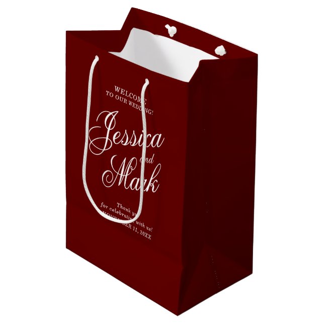 Begrüßung von Burgundy Simple Typografy Mittlere Geschenktüte (Vorderseite Schrägansicht)
