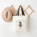 Begrüßungstasche | Ananas Monogramm Tragetasche<br><div class="desc">Herzlich willkommen in Ihrer Hochzeit in Urlaubsort mit diesen schicken und modernen personalisierten Taschen. Design-Features "Willkommen zu [Ihrem Hochzeitsort]" gekrümmt über eine Ananas-Silhouette Abbildung. Personalisieren Sie mit Ihren Initialen und Hochzeitstag.</div>
