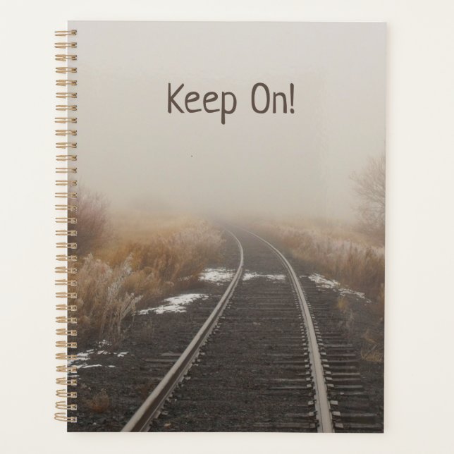 Behalt an! Tracks im Foggy Woods Foto Planer (Vorderseite)