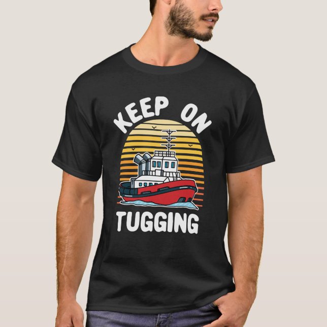 Behalt auf Tugging Funny Tugboat T-Shirt (Vorderseite)