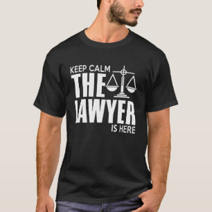 Behalt Beruhigung Der Anwalt ist hier Anwalt T-Shirt