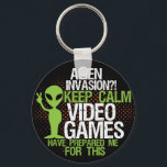 Behalt Calm Alien Invasion Funny Gamers Schlüssela Schlüsselanhänger<br><div class="desc">Ein cooler und lustiger Grunge-Halbton-Schlüsselanhänger für Freeks und Gamer. Invasion der Alien? Behalt Ruhe. Videospiele haben mich darauf vorbereitet. Sieht aus,  als ob Jahre des Spielens und Kampfes gegen außerirdische Kreaturen nicht mehr verschwendet werden. Ein großartiges Geschenk für Ihre nerven Freunde.</div>