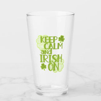 Behalt Calm und Irish On Fun St. Patrick's Day Glas