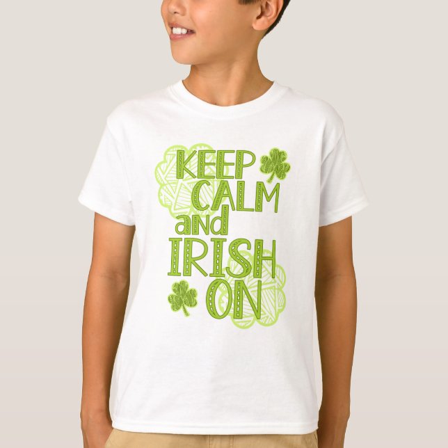 Behalt Calm und Irish On Fun St. Patrick's Day T-Shirt (Vorderseite)