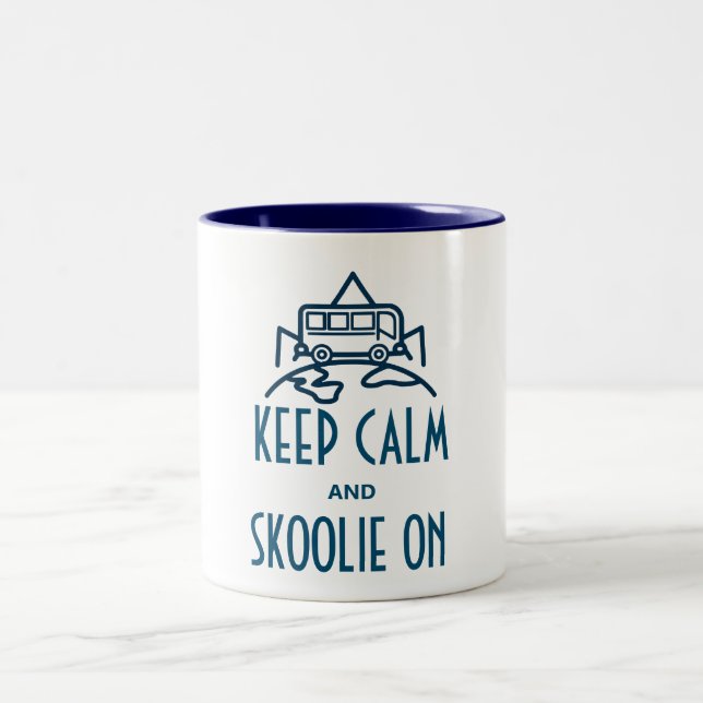Behalt Calm und Skoolie Zweifarbige Tasse (Mittel)