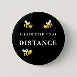 Behalt deine Entfernung glücklich lächelnde Bienen Button